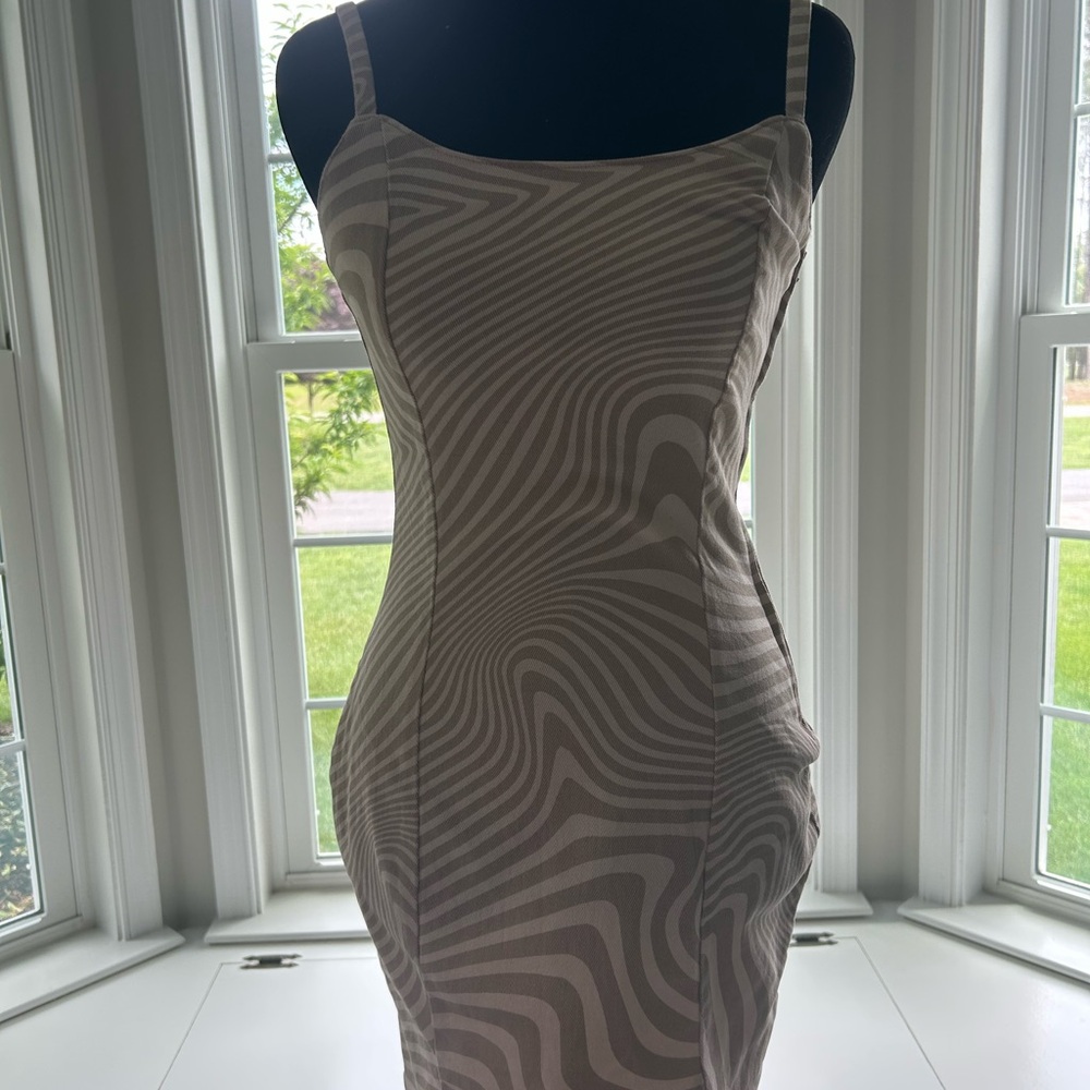 Elegant Beige Patterned Dress - Picture 1 of 8